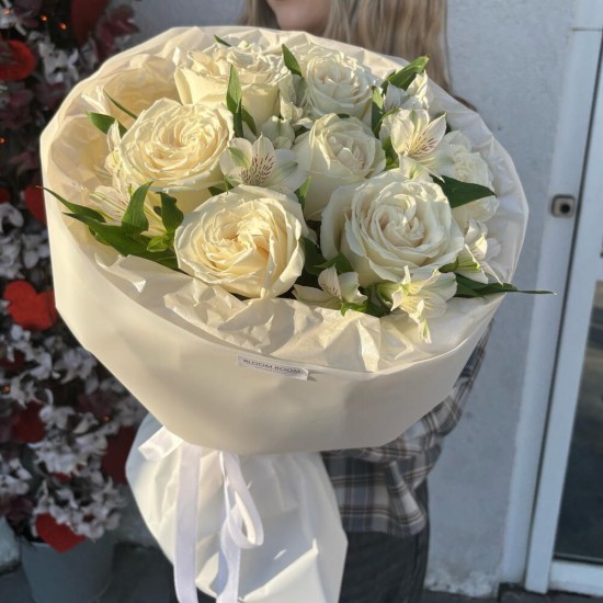 Белоснежный букет Bloom room   из белых роз и альстромерий
