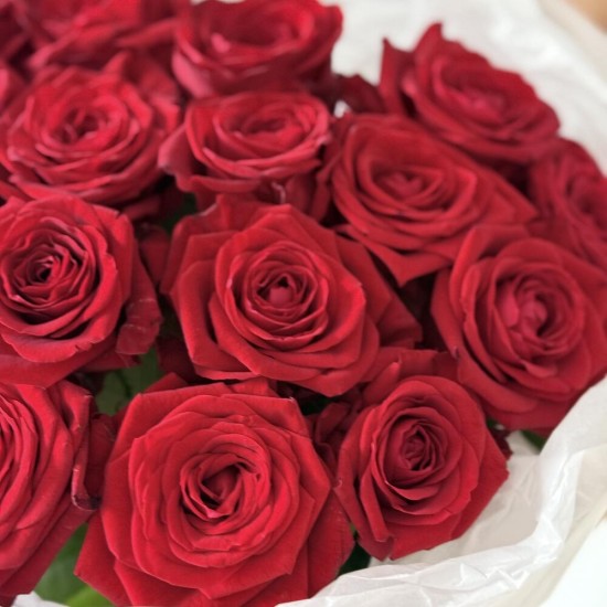 Шикарный букет bloom room с красными розами
