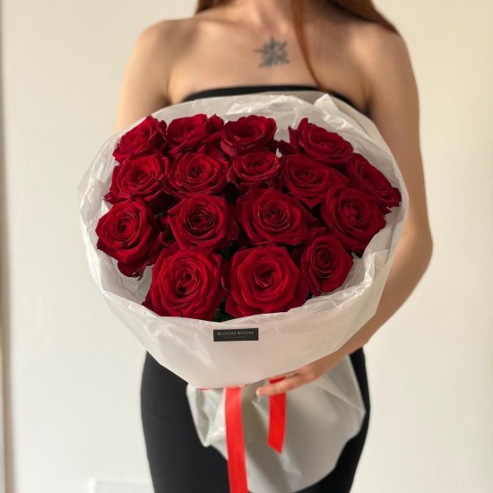 Шикарный букет bloom room с красными розами