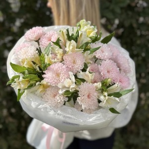Стойкий букет Bloom room, розовая хризантема и альстромерия