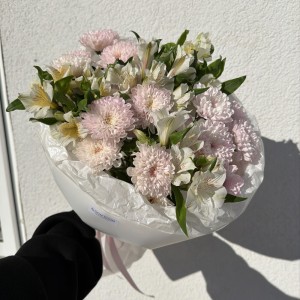 Нежный и стойкий букет хризантема и альстромерия Bloom room