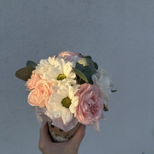 Милый комплимент в стакане  bloom room роза ромашка