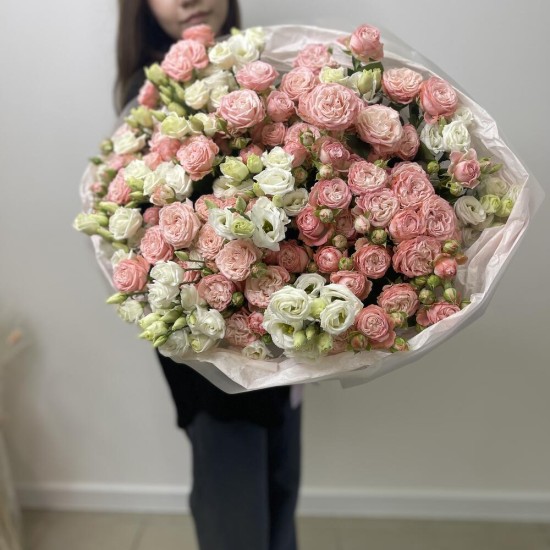 Букет «Любовь» Bloom Room из кустовой пион розы и эустомы