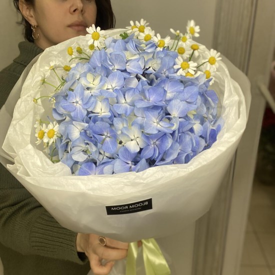 букет- комплимент BLOOM ROOM голубая гортензия и эвкалипт