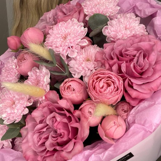 Малиновый букет  Bloom room, пион, пионовидная кустовая роза, хризантема, лагурус сухоцвет