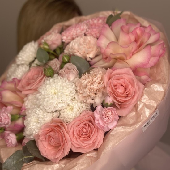Пышный букет  Bloom room , французская роза, диантус, эвкалипт, хризантема